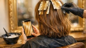 Elle veut retrouver son blond après trois ans de châtain en boîte : la coiffeuse de Grenoble lui annonce quatre séances et une décoloration