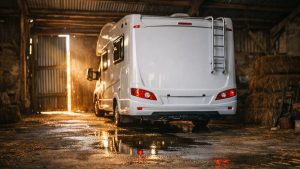 Il range son camping-car sous un hangar près de Clermont-Ferrand en octobre : au printemps, une flaque tiède grandit sous le plancher arrière