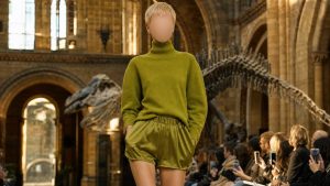 Il y a 25 ans, Victoria Beckham défilait au Musée d'histoire naturelle de Londres avec des cheveux blonds coupés en épis