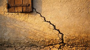 Ils découvrent des fissures en escalier sur leur façade du Gers : leur assureur refuse d'ouvrir le dossier, faute d'un papier de la mairie