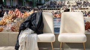 Isabelle Huppert et Lolita Chammah réunies au premier rang Balenciaga à Paris, six ans après leur dernière apparition commune
