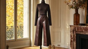 Isabelle Ithurburu range son jean et mise sur un pantalon en cuir marron cropped à la cheville, pièce forte de l'automne