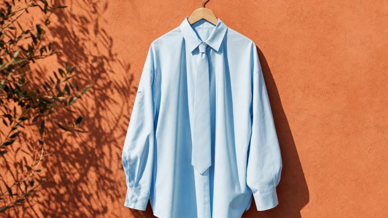 La chemise oversize à cravate intégrée d'ASOS, vendue 39,99 €, remplace la chemise blanche classique dans les dressings de l'automne 2026