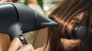 Le bouton air froid du sèche-cheveux : les coiffeurs expliquent pourquoi ces 5 secondes changent la tenue du brushing