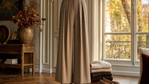 Les pinces marquées sur l'avant changent tout : ce pantalon né dans les années 1940 revient en version extra-large cet automne