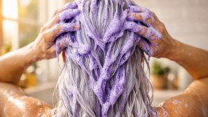 Patine des cheveux blancs qui jaunissent : faut-il faire un shampoing violet 1 ou 2 fois par semaine sans ternir la couleur