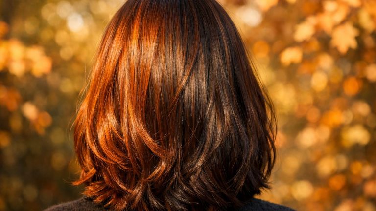 Reflets cuivrés ou chocolat après 40 ans : 4 critères pour choisir la couleur d'automne qui illumine le teint sans durcir les traits