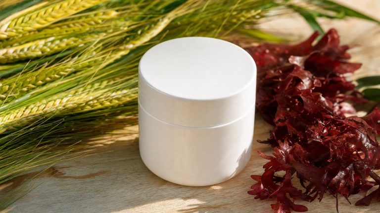 Rides et taches divisées par deux en 28 jours : ce que promet la nouvelle crème Aroma-Zone pour les peaux après 50 ans