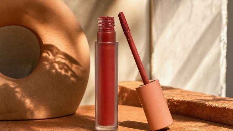 Rouge à lèvres après 50 ans : les 10 teintes du nouveau Dior qui ne migrent pas dans les ridules du contour