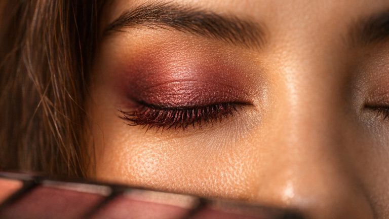 Un simple trait bordeaux au ras des cils : la couleur chic que les brunes vont adopter cet hiver 2026/2027 selon une maquilleuse